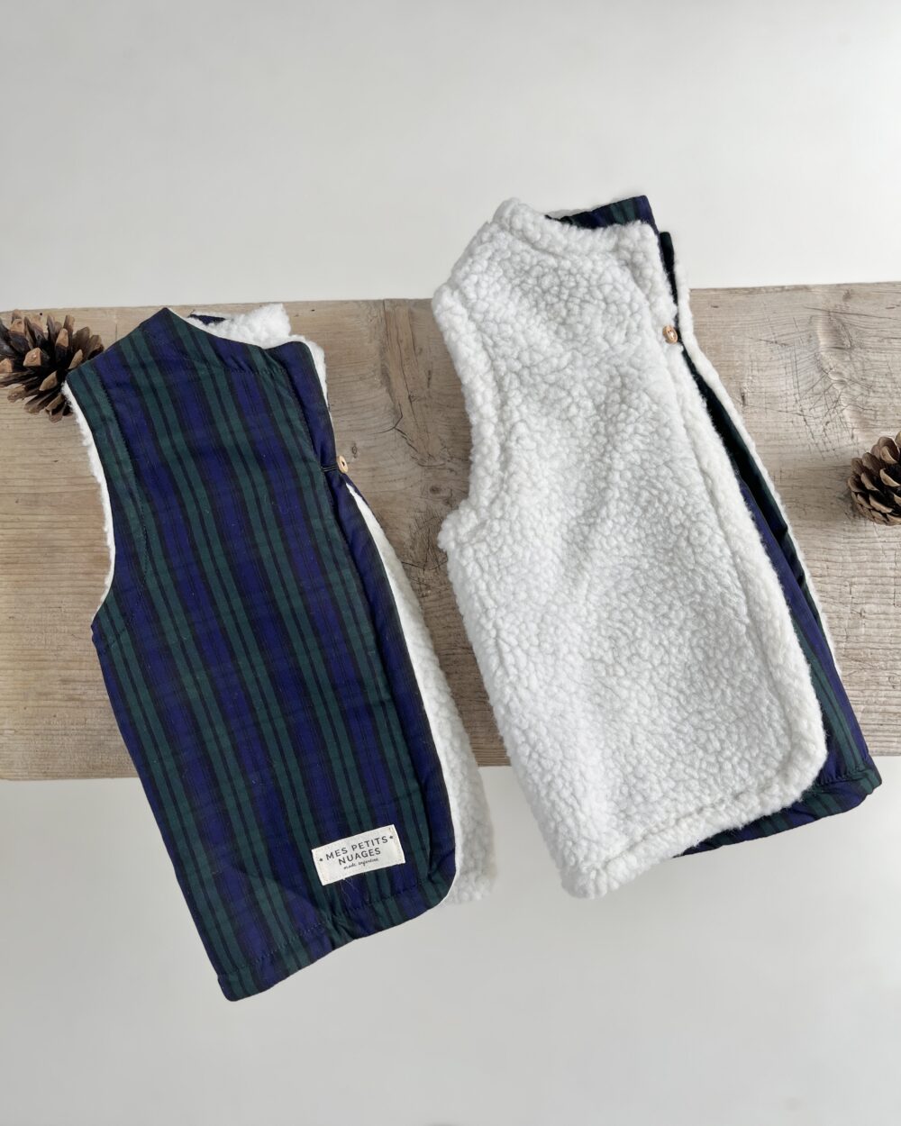 Le gilet de berger réversible Marcelin moumoute écrue et tartan vert/marine