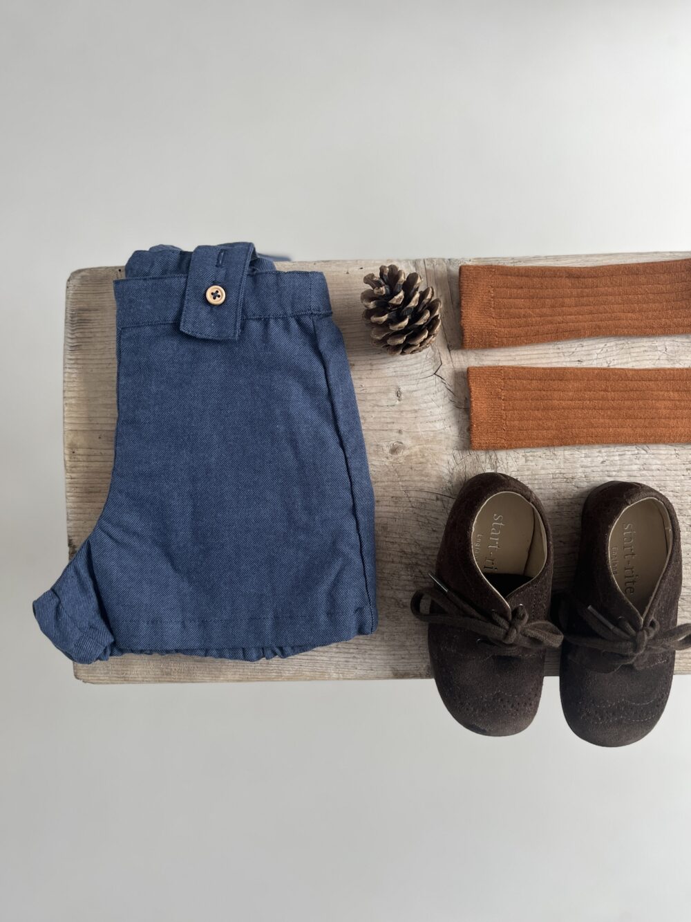Joseph, le short à bretelles en twill de coton bleu denim