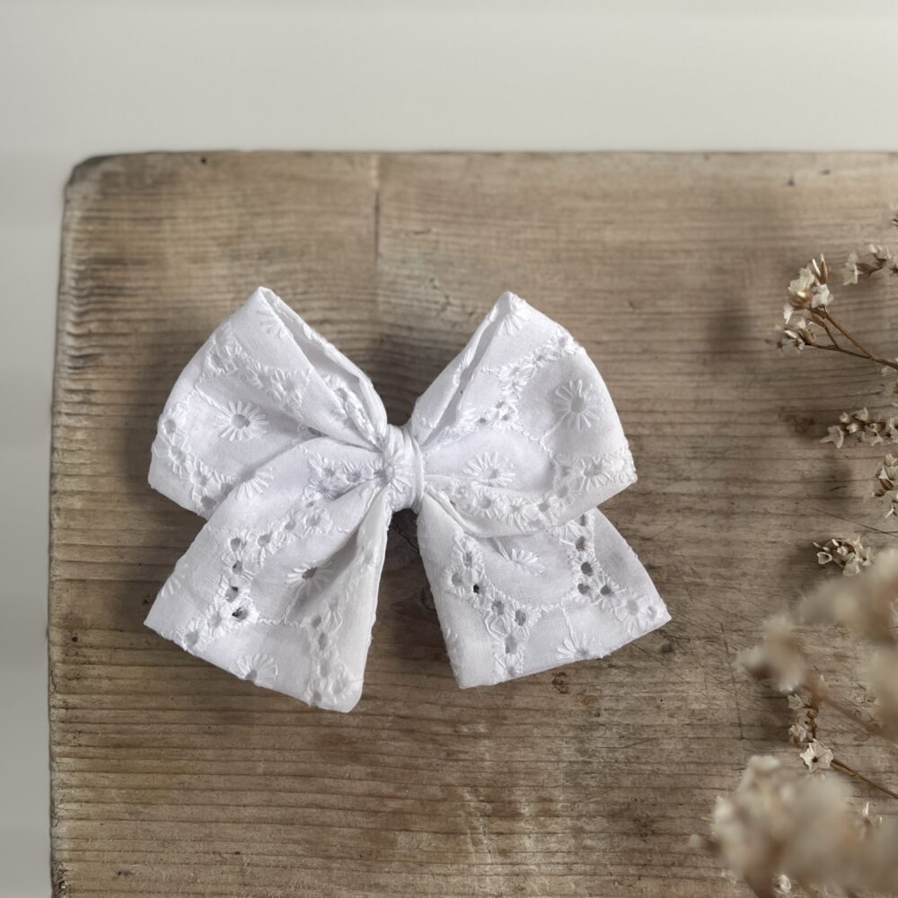 La barrette à gros noeud Brunette broderie anglaise blanche