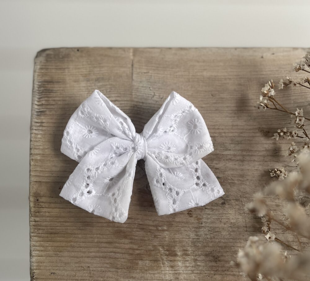 La barrette à gros noeud Brunette broderie anglaise blanche