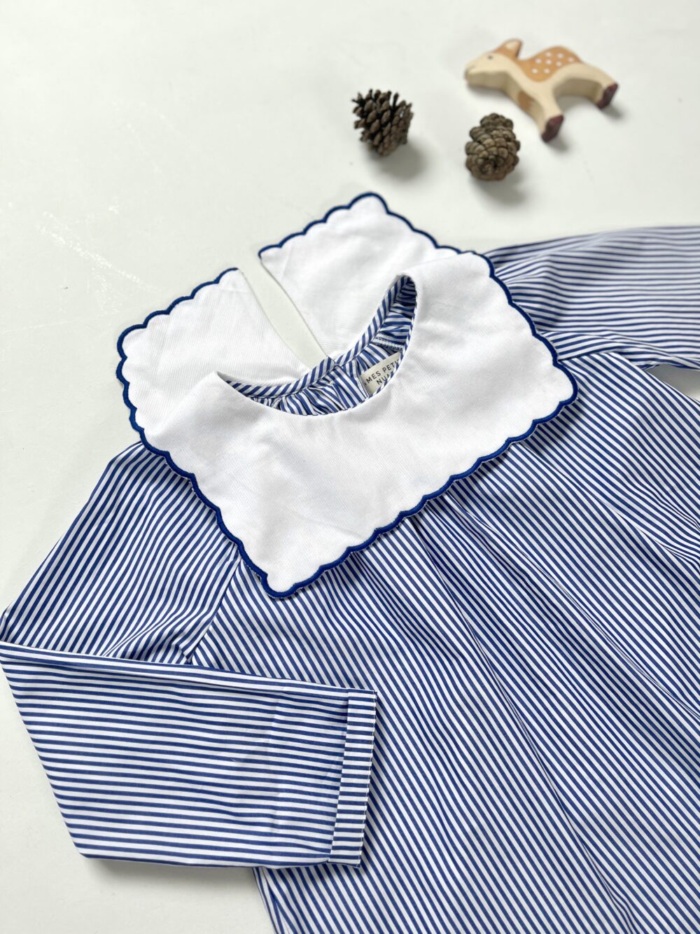 La blouse rayée bleu col festonné façon Petit Beurre – Image 3