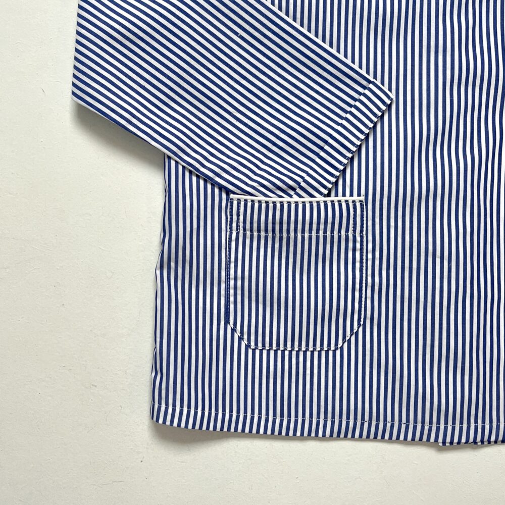La blouse sans col Barnabé à fines rayures marine – Image 2