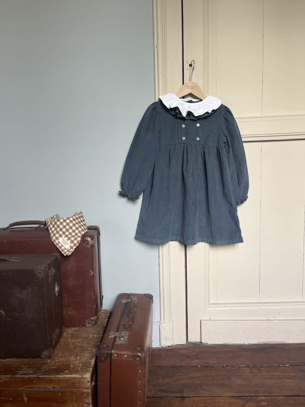 La robe Suzanne en velours bleu gris à double col volanté