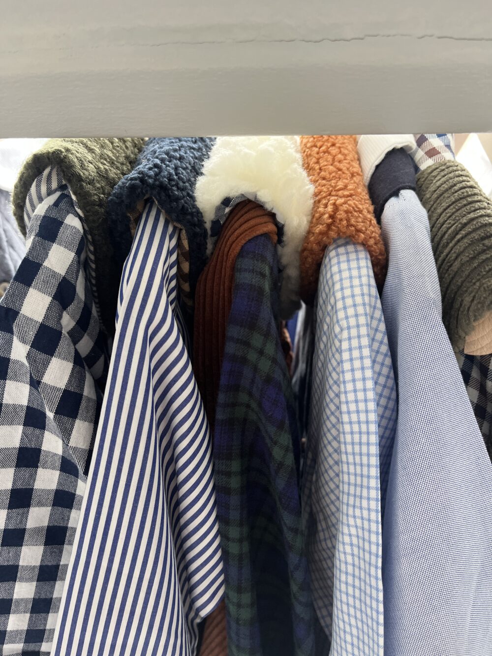 La blouse sans col Barnabé à fines rayures marine – Image 5