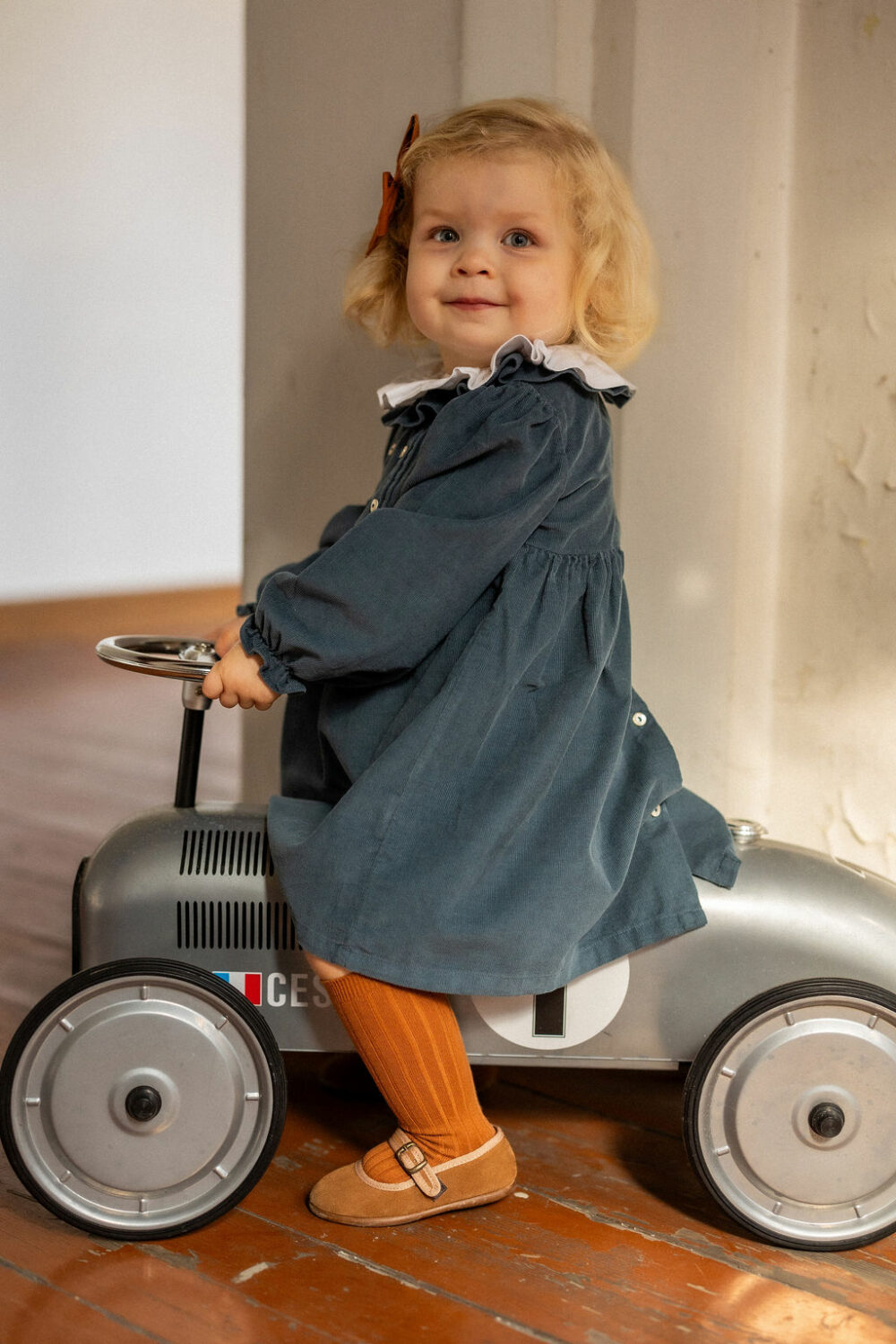 La robe Suzanne en velours bleu gris à double col volanté – Image 7
