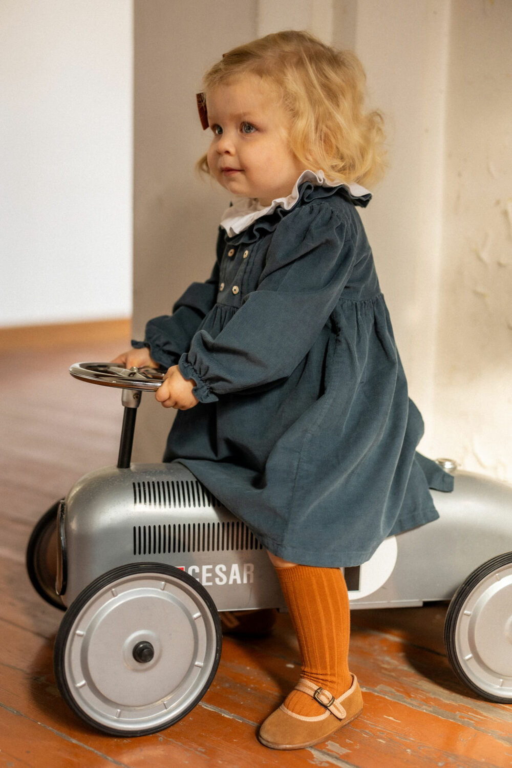 La robe Suzanne en velours bleu gris à double col volanté – Image 6