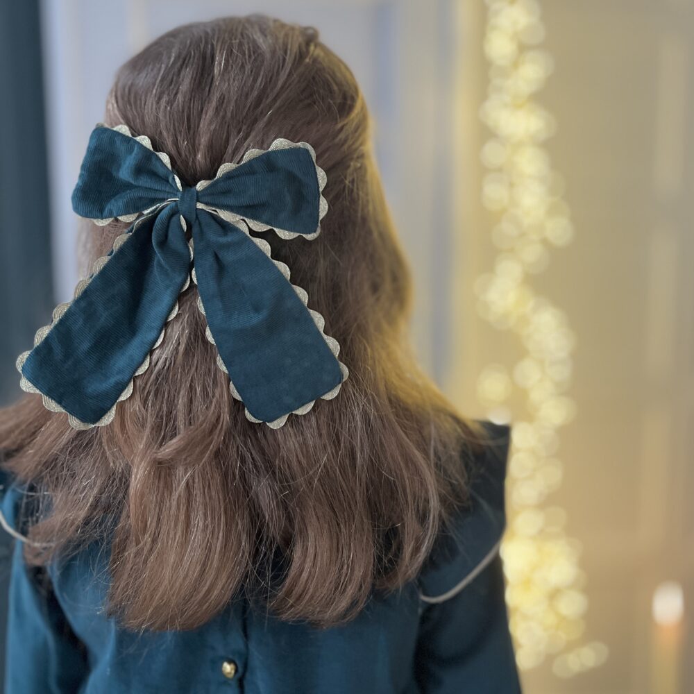 Noël: La maxi barrette à gros nœud Brunette velours vert foncé et or